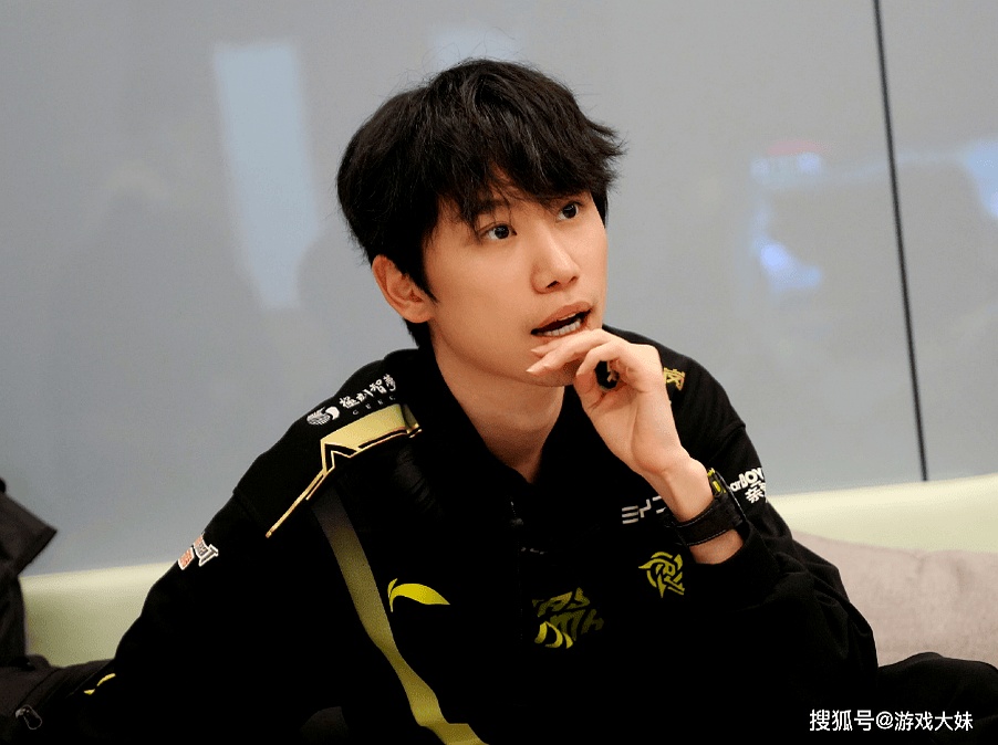 包含Doinb巅峰对决，Rookie与30激战切尔西分钟，挺进下一轮胜负难料！的词条